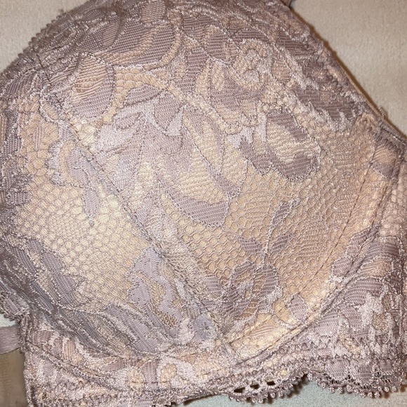 Women’s Victoria’s Secret Very Sexy all over lace Push up plunge bra - Picture 3 of 5